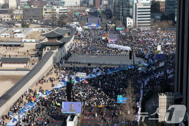 22  ȭ տ    źٰ ﰢ ˱ ȸ ڵ ȣ ġ ִ. 2025.3.22/1  News1 ڼ 